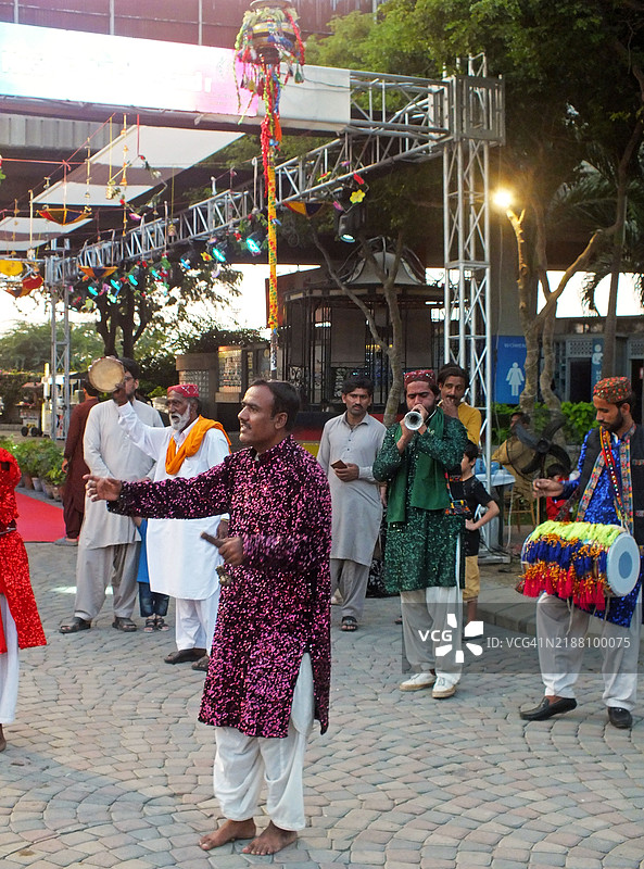 表演者在乐器上演奏信德民歌的节奏图片素材