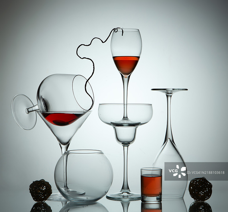 白色背景下的酒杯特写图片素材