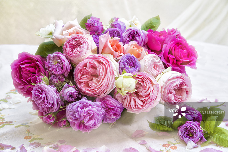 桌子上的多彩花朵特写图片素材