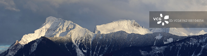 雪山与天空的全景视图图片素材