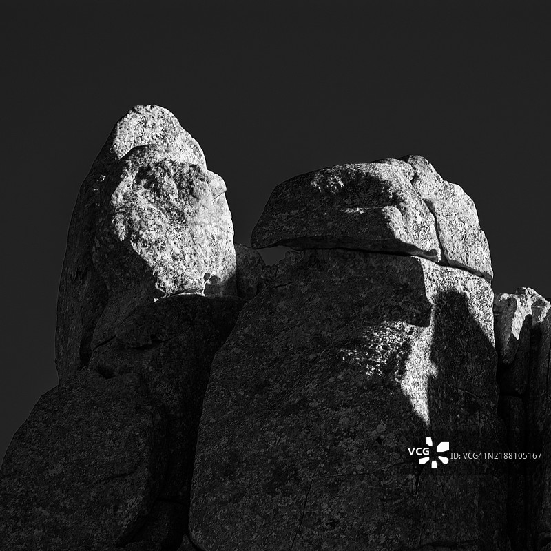 低角度视图的岩石与晴朗的天空，撒丁岛，意大利图片素材