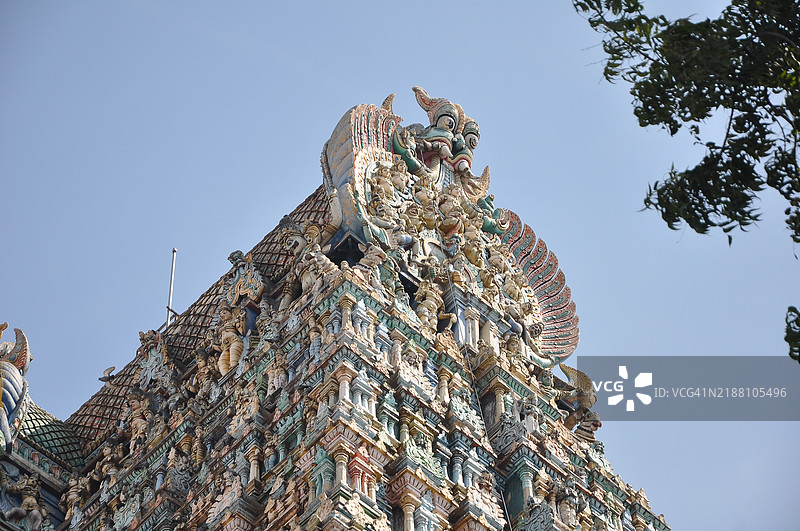 低角度视图的寺庙与晴朗的天空图片素材