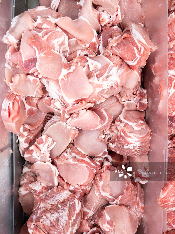 金属托盘中的猪颈肉切片图片素材