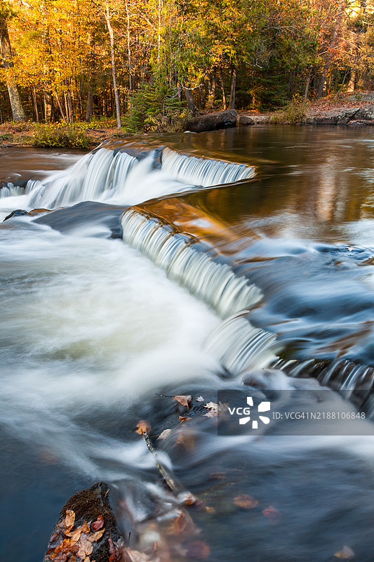 美国邦德瀑布的风景如画的瀑布景观图片素材
