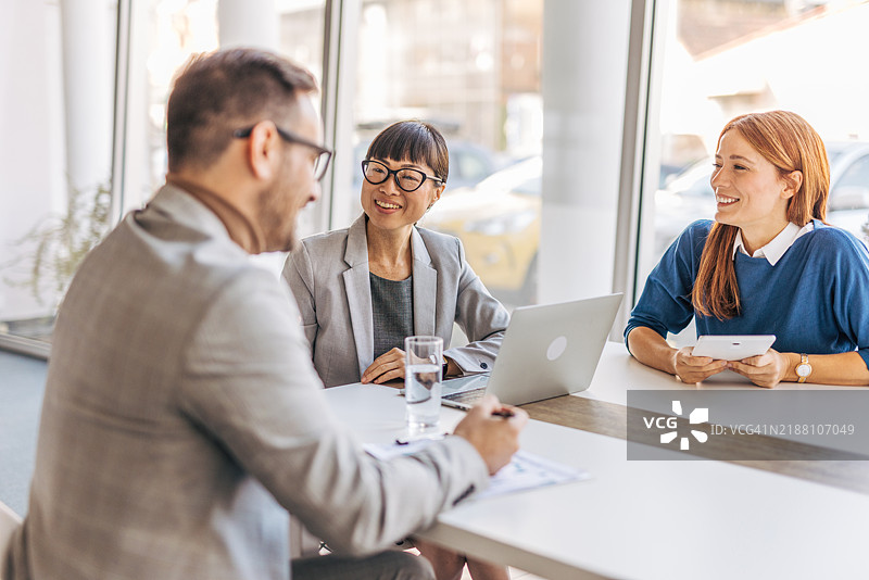 现代办公室中的商务人士会议图片素材