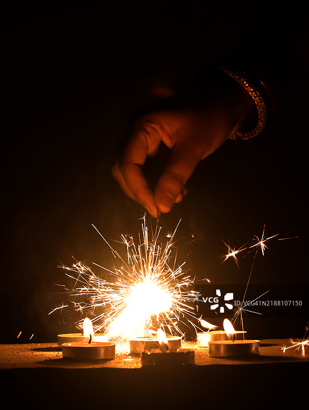 男子在工作坊工作的手部特写图片素材