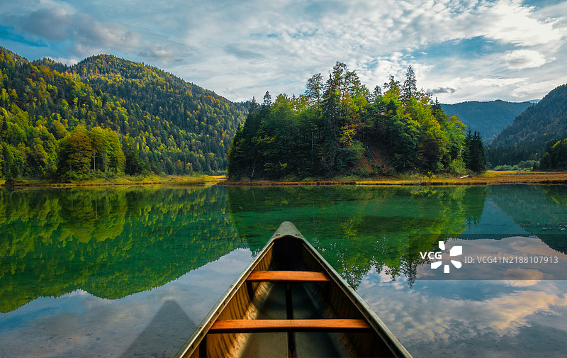 湖泊与天空的美丽景色图片素材