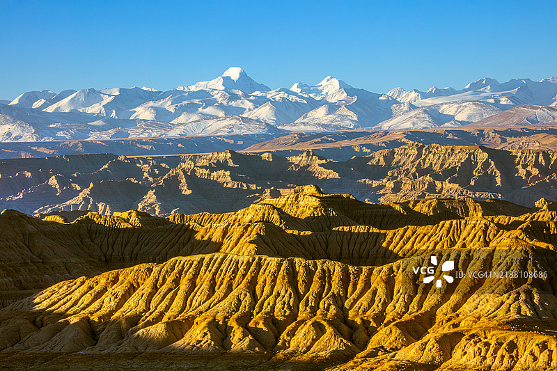 中国雪山与天空的美丽景色图片素材