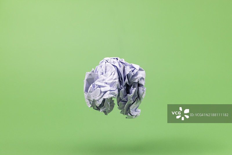 绿色背景上的皱纸图片素材