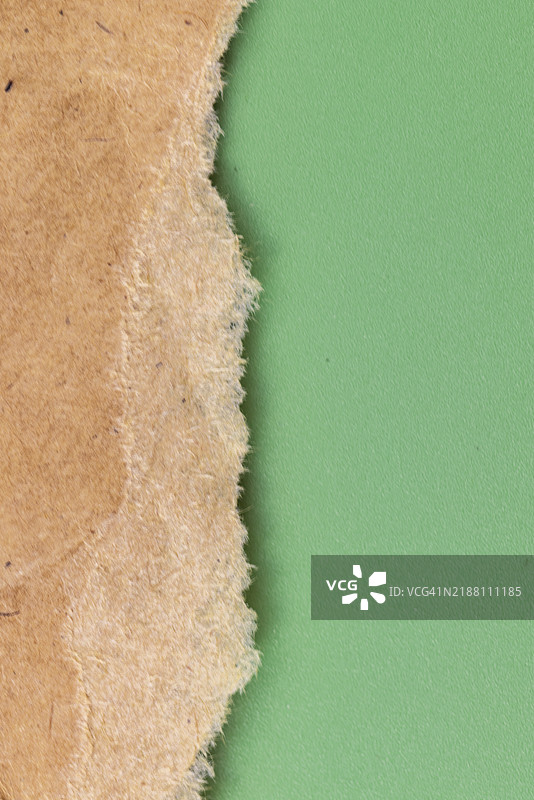 撕裂的灰色纸张孔图片素材