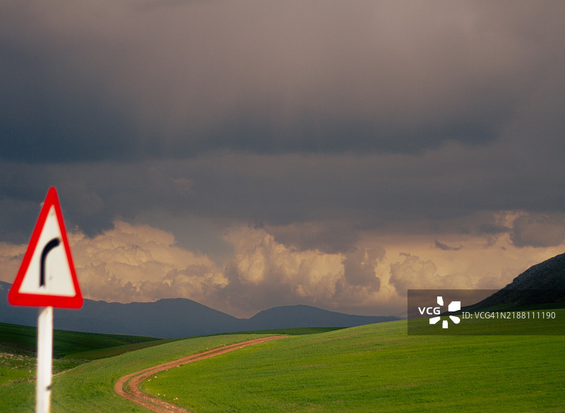 田野与天空的美丽景色图片素材