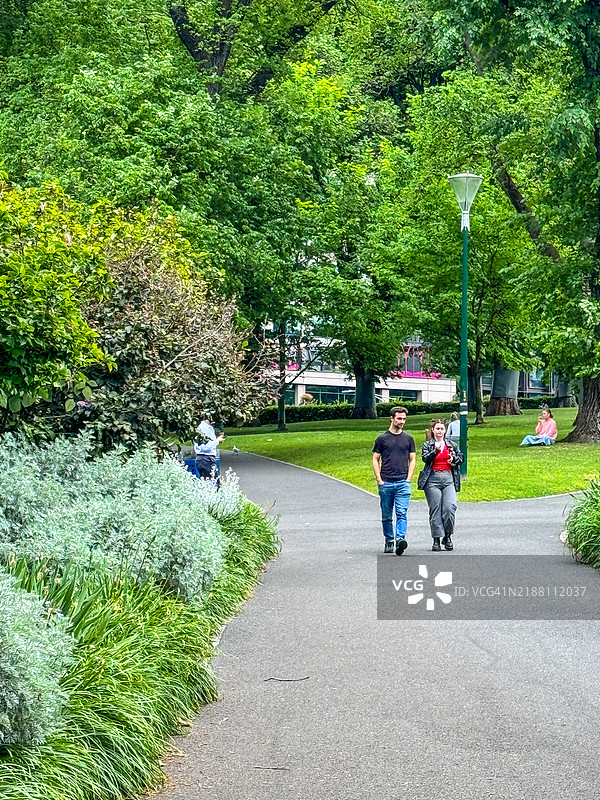 人们在墨尔本的弗拉格斯塔夫花园小径上散步图片素材