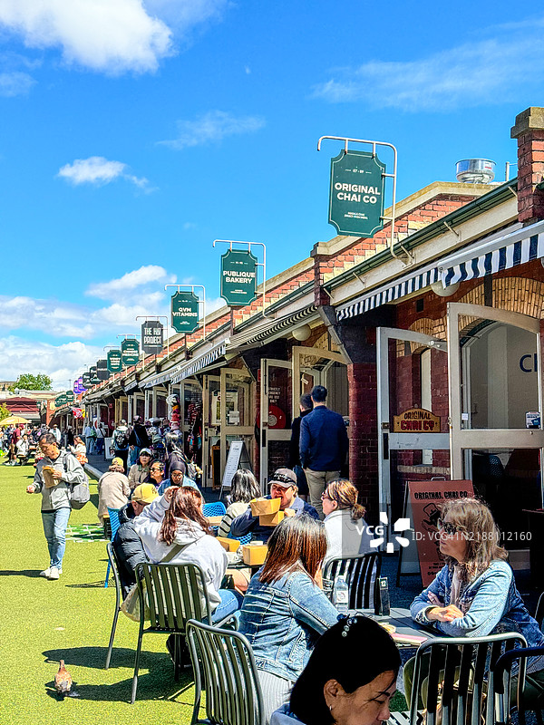人们在墨尔本的维多利亚女王市场户外用餐。图片素材
