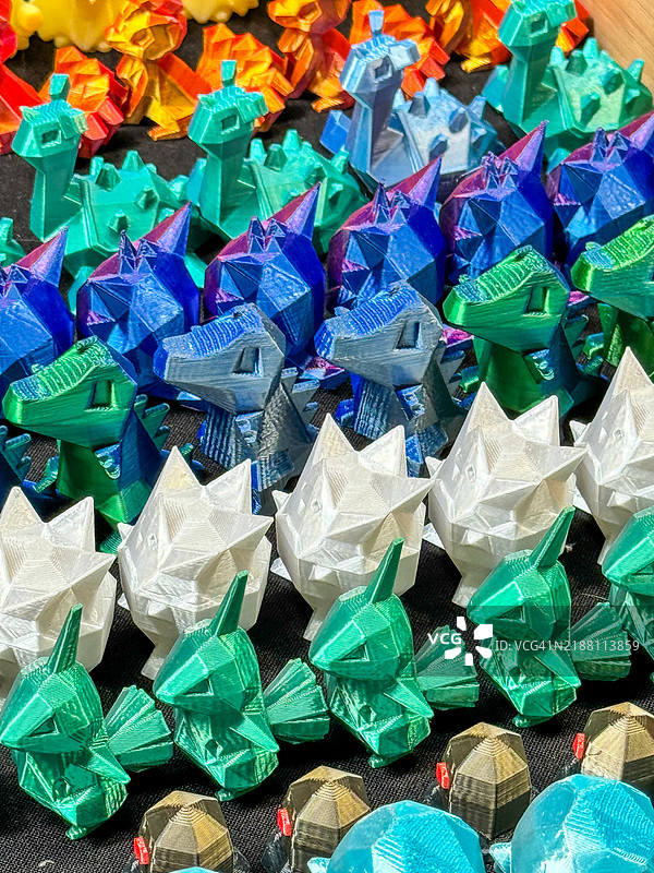 墨尔本维多利亚女王市场的多彩动物玩具。图片素材