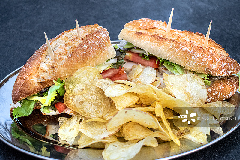 鸡肉三明治配蔬菜和薯条图片素材