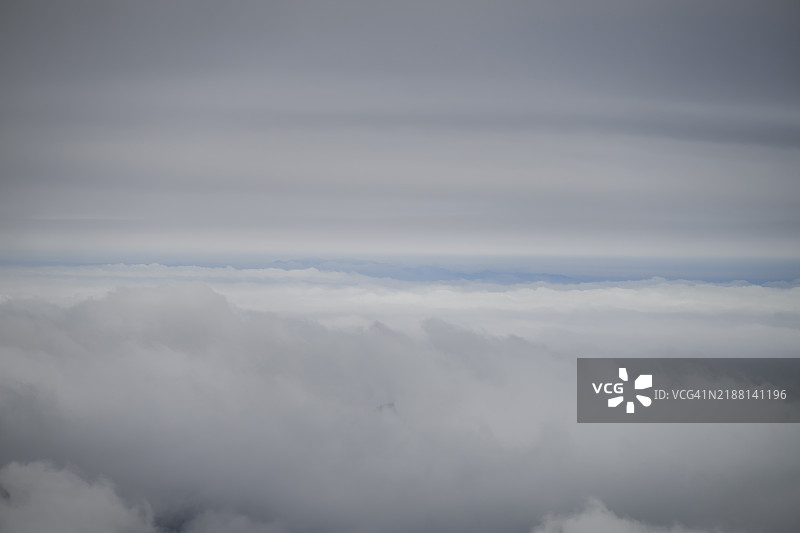 两朵云之间的缝隙图片素材