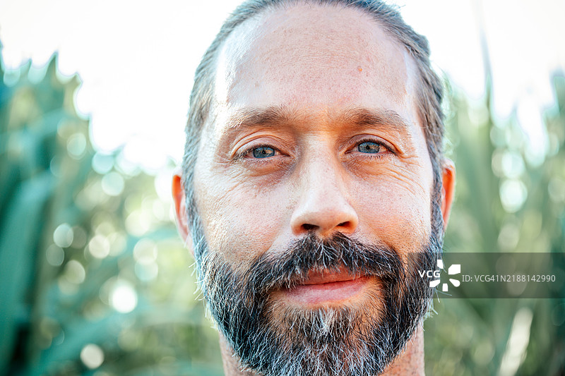 中年男子的肖像，留着胡子图片素材