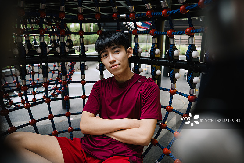 亚洲年轻男子看着镜头图片素材