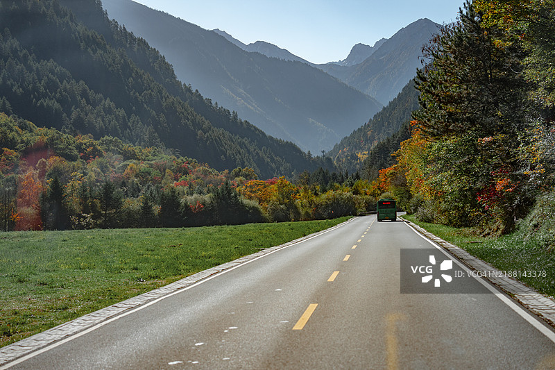 位于中国北部四川省的九寨沟以其瀑布和藏族高原上色彩斑斓的湖泊而闻名。图片素材