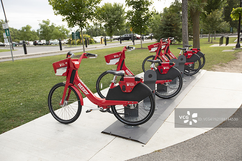 尼亚加拉大瀑布州立公园的红迪自行车租赁，旅游租赁自行车，旅游业图片素材