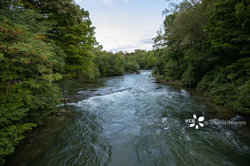 尼亚加拉河在尼亚加拉大瀑布州立公园，湍急的流水急流图片素材