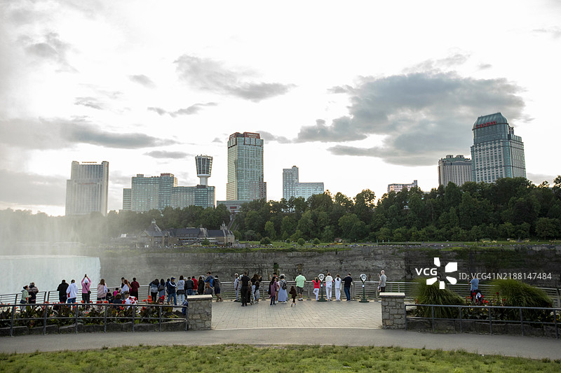 尼亚加拉大瀑布的马蹄铁瀑布，游客在特拉皮恩点，旅游活动图片素材