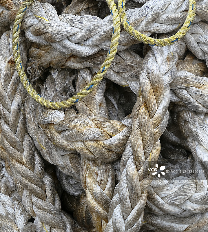 一捆打结的船用绳索图片素材