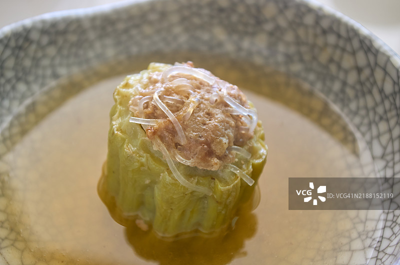 泰国苦瓜汤配猪肉和粉丝馅图片素材