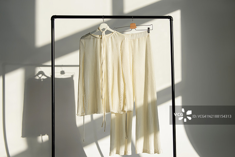 衣架上挂着裤子和一件衬衫图片素材