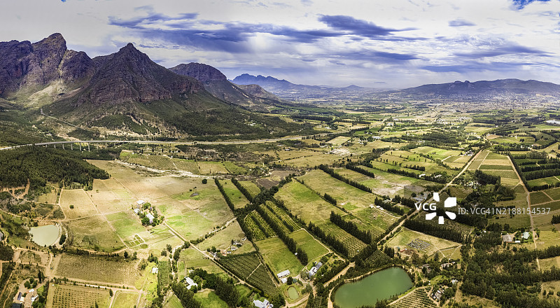 从杜托伊茨克鲁夫山口俯瞰帕尔谷图片素材