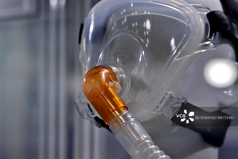 CPAP面罩用于治疗阻塞性睡眠呼吸暂停，帮助患者呼吸的面罩头带夹，适用于鼻子和喉咙的呼吸药物，配合CPAP机器使用，减轻打鼾和睡眠障碍，帮助更轻松地呼吸。图片素材