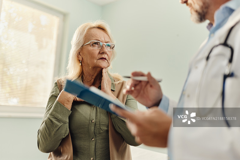 医生，我的喉咙疼！图片素材