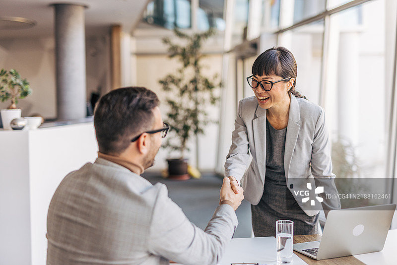 新协议的握手图片素材