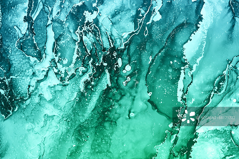 青绿色和绿色的酒精墨水画作，创造出令人惊叹的抽象背景图片素材