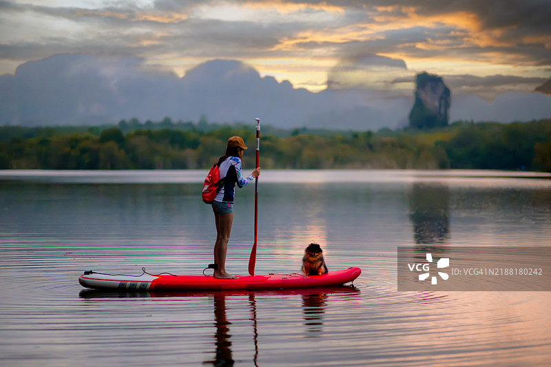 早晨划船图片素材
