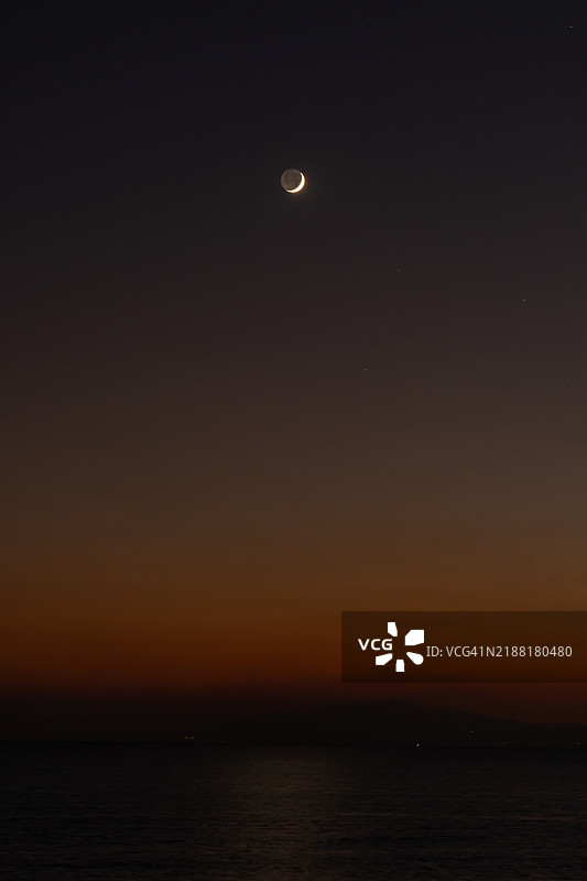 日本神奈川黄昏海滩上的月亮图片素材