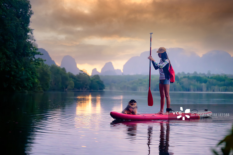 早晨划船图片素材