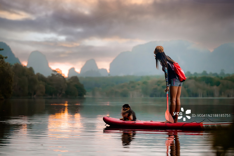 早晨划船图片素材