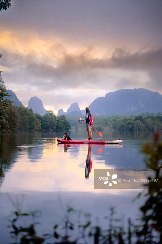 早晨划船图片素材