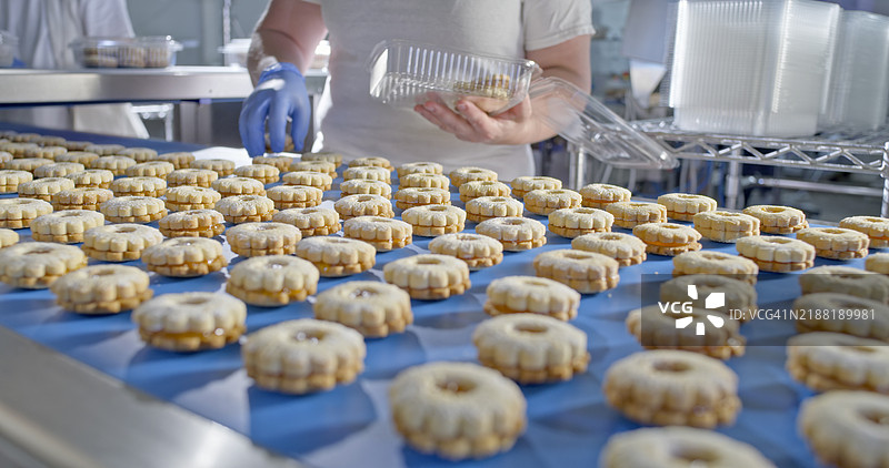 饼干包装生产线的过程图片素材
