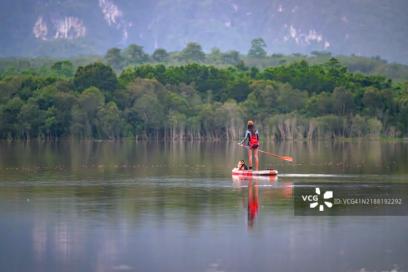 早晨划船图片素材