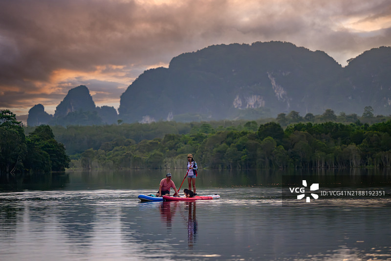 早晨划船图片素材