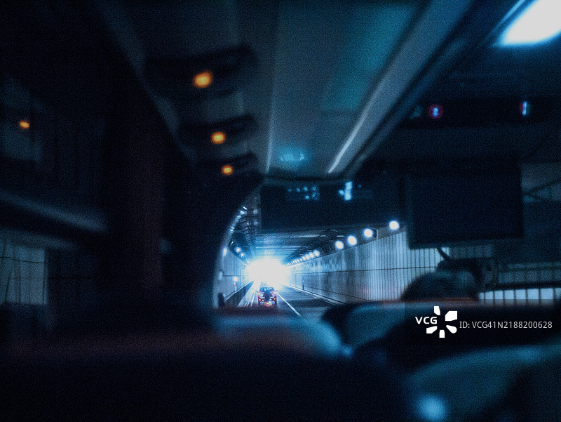 公交车穿过隧道图片素材