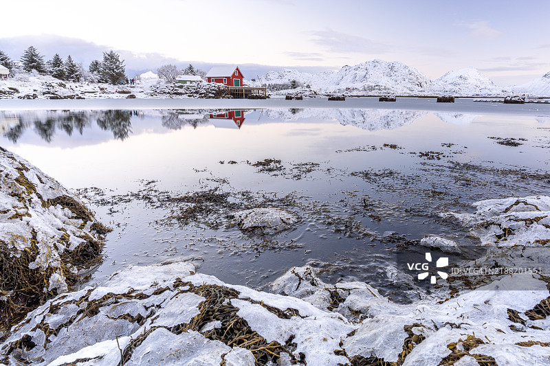 俯瞰冰冻北极海的渔夫小屋图片素材