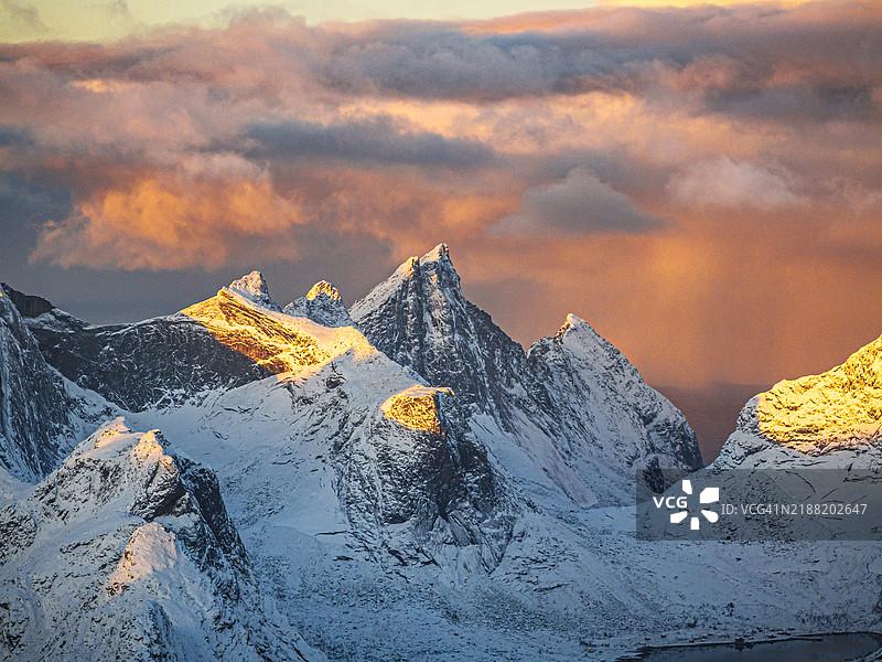 日落时分被雪覆盖的山峰图片素材