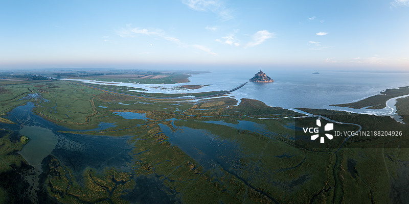蒙圣米歇尔全景，盐沼、围垦地、海洋和堤道尽收眼底图片素材