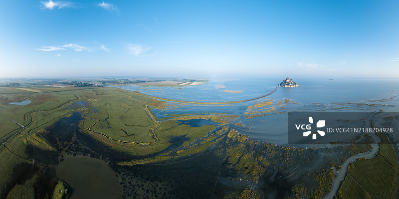 蒙圣米歇尔全景，盐沼、围垦地、大海和堤道相映成趣图片素材