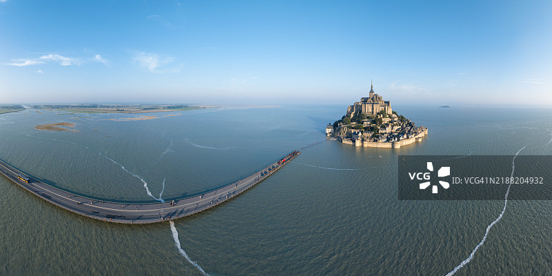 蒙圣米歇尔全景，盐沼、围垦地、大海和堤道尽收眼底图片素材