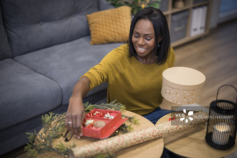 非裔美国女性正在制作DIY圣诞礼品盒图片素材