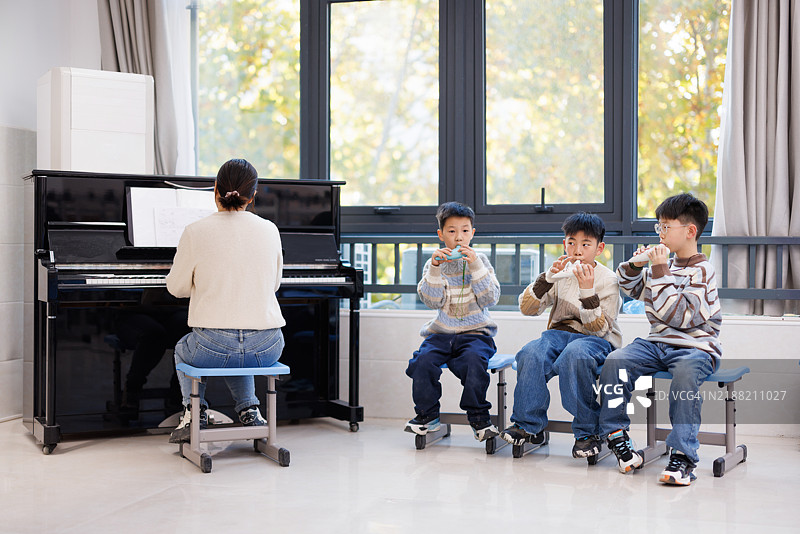 小学学生学习音乐图片素材